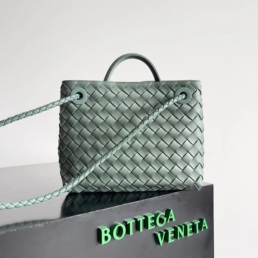 The 2023 new Andiamo batch of 1860 BV has been shipped‼ ️Really popular🔥The new Andiamo woven handbag launched by Bottega Veneta this season is really popular all over the world! ! Celebrities at home and abroad have worn it, and Oscar-winning actress Michelle Yeoh has taken it out on the street. Song Jia, Trai Yara, Yu Feihong, Sanji Ayaka, Rosie Hunting-Whiteley, Yoshioka Riho, etc. have all picked up this bag. It is classic and versatile, showing off its temperament, and the bag capacity is also large, which is very convenient for daily commuting! ! A variety of carrying methods, the shoulder straps can be adjusted by yourself, the original lambskin feels soft and delicate, and the neutral style is made to break gender boundaries and bring a more practical and longer-lasting use experience. Andiamo, which has both elegant and casual styles, perfectly interprets the true appearance of "fashionable old money style". Style number: 743568 Size: 25*22*10.5cm